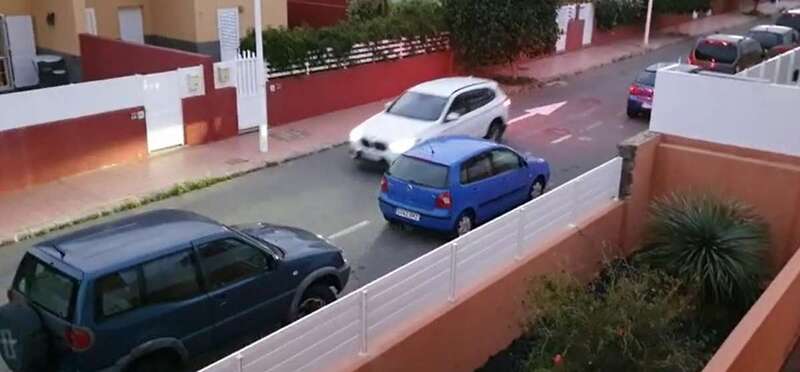 Imagen captada por un vecino de la zona con un vehículo circulando en sentido contrario/TA.